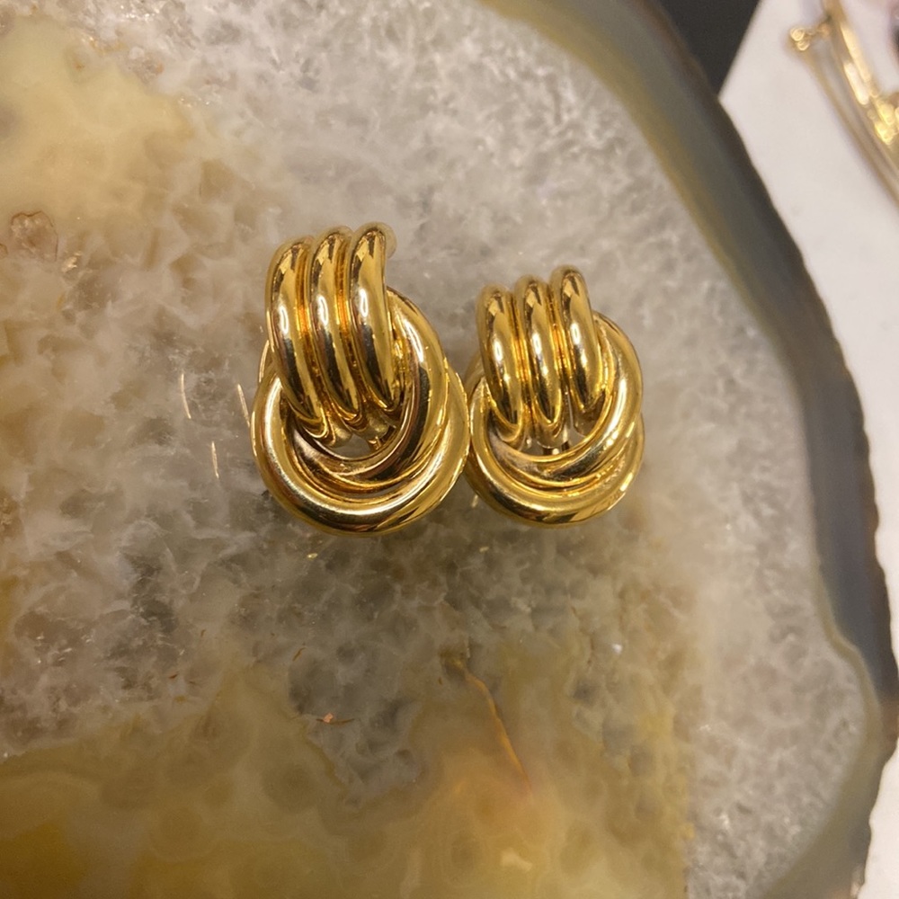 X Sold x Vintage Trifari clip earrings 1” - Picture 6 of 9